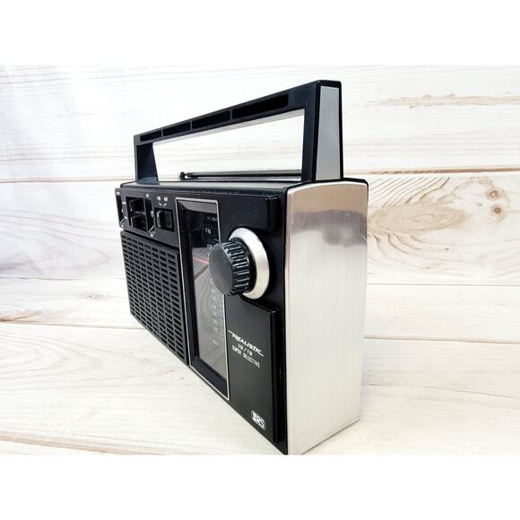 Realistic AM/FM Portable Radio Model 12-665 By Radio Shack Vintage - Picture 6 of 16